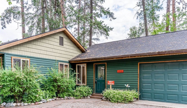 Cozy getaway for two w/ a kitchenette - walk to the lake, marina, & beach