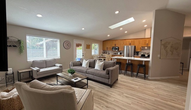 Cozy Getaway for Work & Play-Game Room-Walk to Hospital-Close to Hayward-Autzen