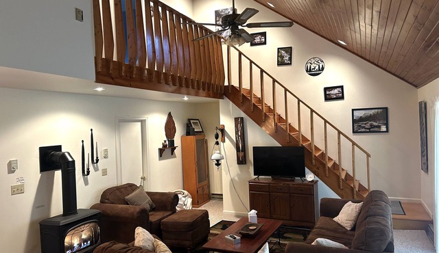 Cozy getaway for your winter adventure: Pet-friendly3BR cabin near trails!