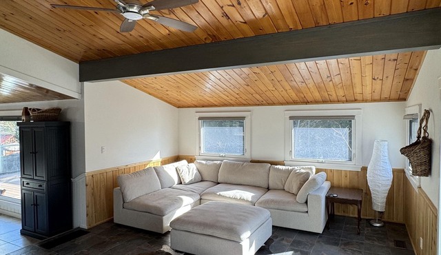 Cozy Getaway! Fully Renovated Winterized cottage with access to lake.