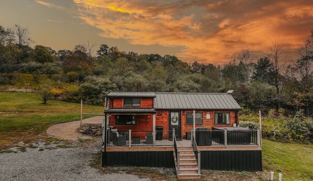 Cozy Getaway, Hot Tub & Campfire area