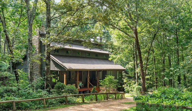 Cozy getaway in Cartersville and near Lakepoint Sports