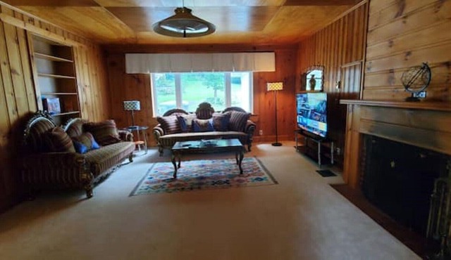 Cozy Getaway in Colborne with great Hiking trails in 95 Acres of land