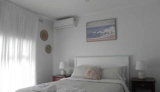 Cozy Getaway in Frankston. nJust 5-minute walk to the beach!
