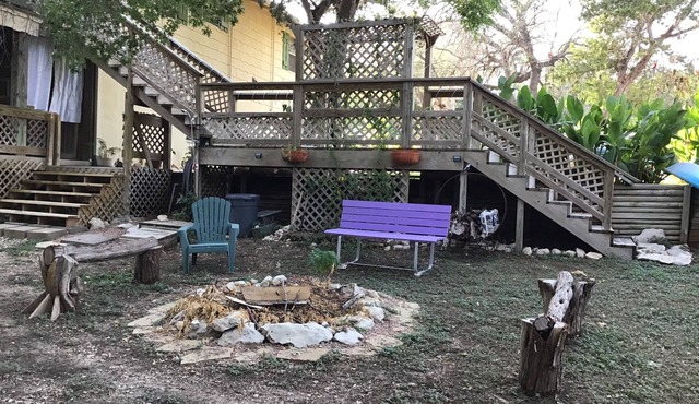 Cozy getaway in Lake Whitney! Private deck with hot tub and kayaks available