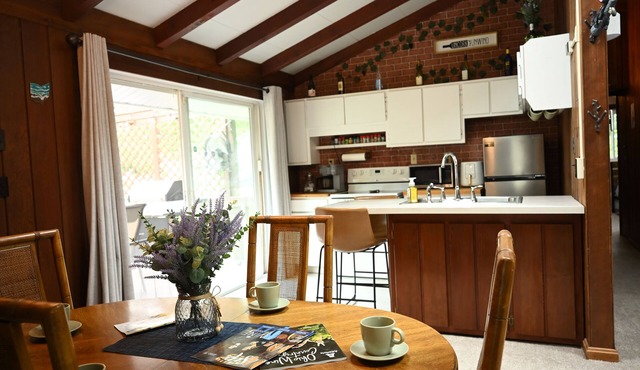 Cozy Getaway in Madison- Near Lake, Wineries, and the Strip