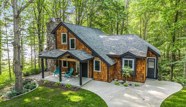 Cozy getaway in the woods, with hot tub and on the Thornapple River!