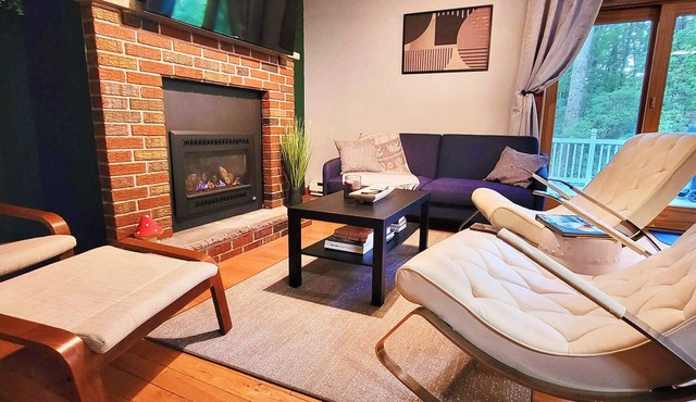 Cozy Getaway! King Bed, Gas Fireplace, BBQ Grill, Fire Pit & Games!