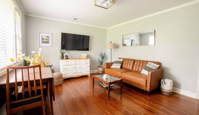 Cozy Getaway Mins to Downtown, Broadway & Airport