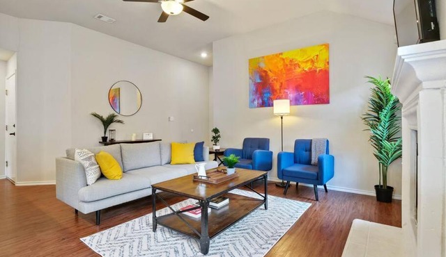 Cozy Getaway, Minutes from Austin!