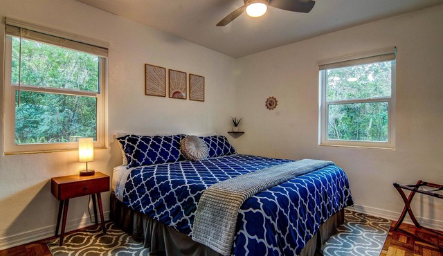 Cozy Getaway Near UF Campus, Downtown GNV + Historic Duckpond Area; Dog Friendly