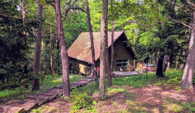 Cozy Getaway Nestled on a Hillside in the Heart of Hocking Hills!