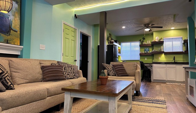 Cozy getaway next to downtown Sioux Falls. Full kitchen & everything.