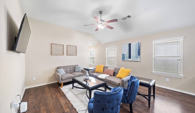 Cozy Getaway Nr Airport | WiFi | BBQ | Yard | Pet