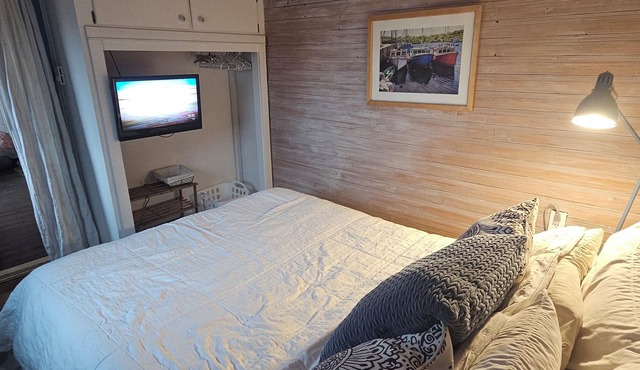 Cozy Getaway! - Oceanview Nova Scotian Sailor's Cottage with Modern Amenities