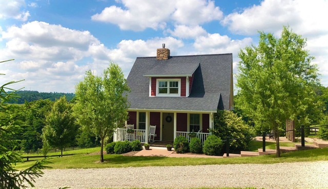 Cozy Getaway on a quiet road,10 minutes to Walnutcreek and Berlin! #hottub