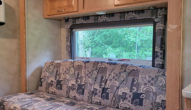 Cozy getaway only 1 hr from Toronto, on a small private lake.