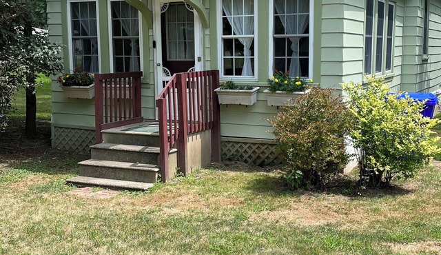 Cozy getaway. Peaceful. 5 min to Historic Harmony. Fireplace. Pet friendly.