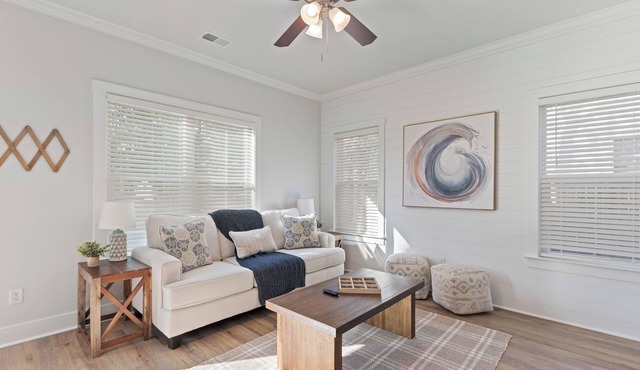 Cozy Getaway: Spacious Haven for Families & Groups Near Attractions