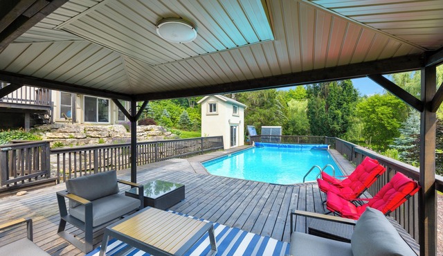 Cozy Getaway: Stunning Cottage- 6 Beds and 4 Baths