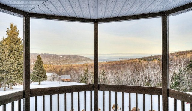 Cozy Getaway w Stunning views, Hot Tub, 10min Ski