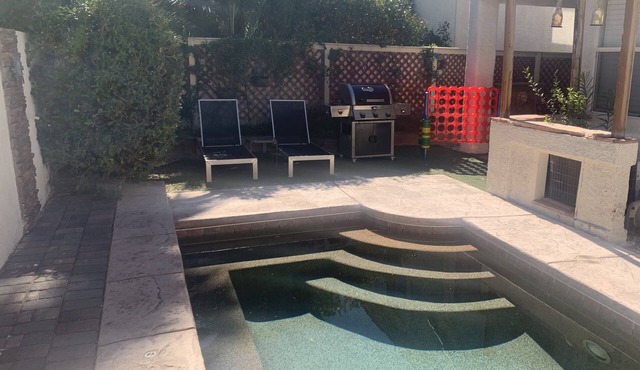 COZY GETAWAY w/Vaulted Ceilings - 6 miles from strip