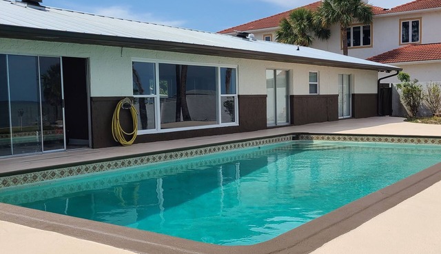 Cozy Getaway with a Dock Facing Rocket Launch Facilities Across the Indian River