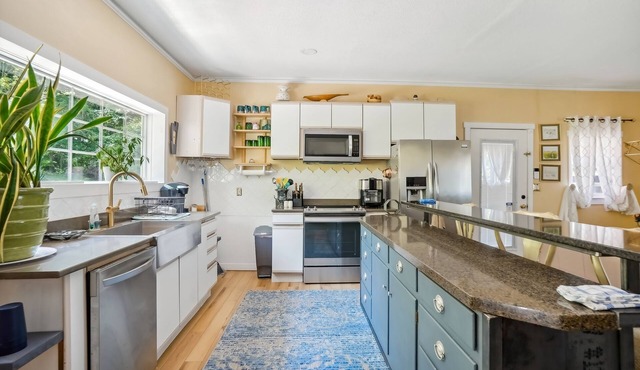 Cozy getaway with deck, mountain views & hiking trails