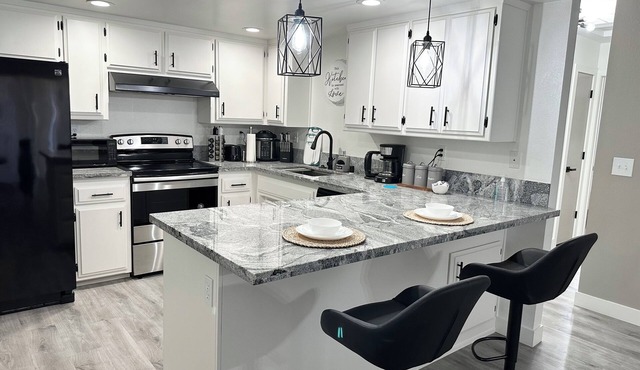 Cozy Getaway with King bed & 70inTV