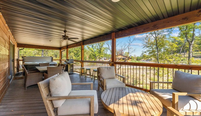 Cozy Getaway with Private Hot Tub, Fireplace, Free Daily Tickets & Close to Top of the Rock