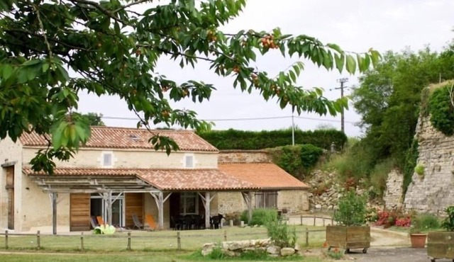 Cozy Gîte with Garden & Terrace, Sleeps 8, Family-Friendly, Near Fontenay-le-Comte