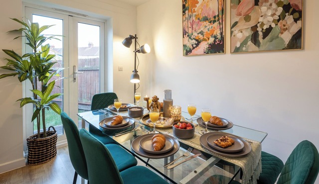 Cozy Glam M5 Avonmouth 4Bed 3Bath Garden House Sleep 11 Fast WIFI Free Parking