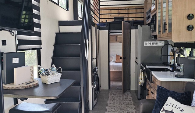 Cozy glamper with scenic pond in Brownstown Indiana