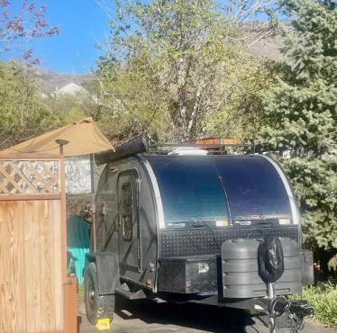 Cozy Glamping Pod Outdoor Kitchen and Shower