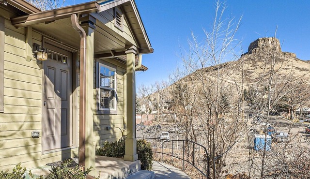 Cozy Golden home only one block from all the action, walk to everything!