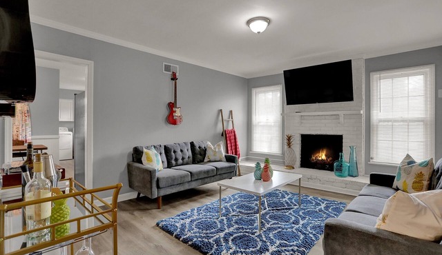 Cozy Graceland Hot Tub Retreat 3BD/2Bath 🎶🎸