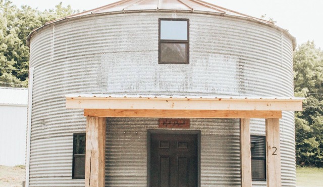Cozy Grain Bin Lodge with WiFi and AC in tranquil Loose Creek, MO, Unit 2