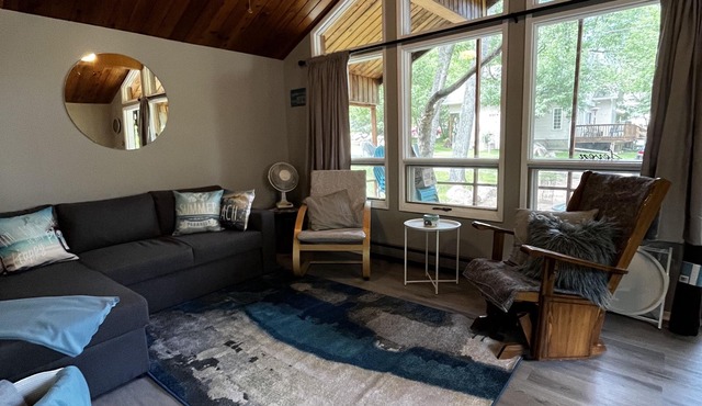 Cozy Grand Beach Cottage in the Park, less than 300 steps to the boardwalk.