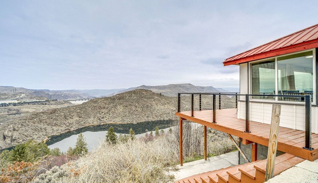 Cozy Grand Coulee Home w/Deck & Views!