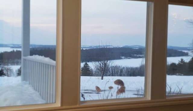 Cozy Grand View Hilltop Cottage (sleeps 8)