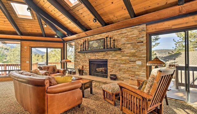 Cozy 'Grand Woodland' Cabin w/Mountain Views