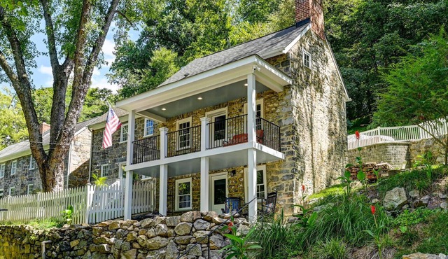 Cozy granite home in walking distance to Old Ellicott City