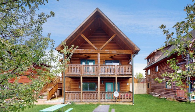 Cozy Green 2 bedroom cabin with a LOFT AREA in enchanting Warrens, Unit A