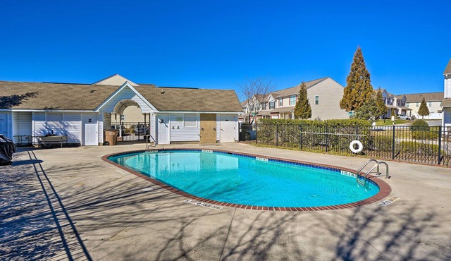 Cozy Greensboro Townhome w/Community Pool & Grill