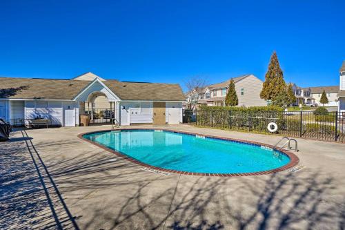 Cozy Greensboro Townhome w/Community Pool & Grill