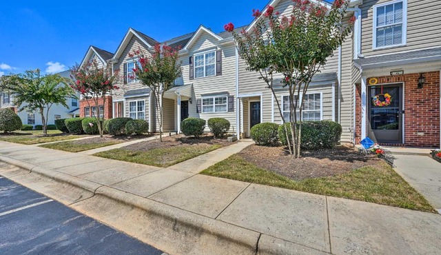 Cozy Greensboro Townhome about 7 Mi to UNC Campus
