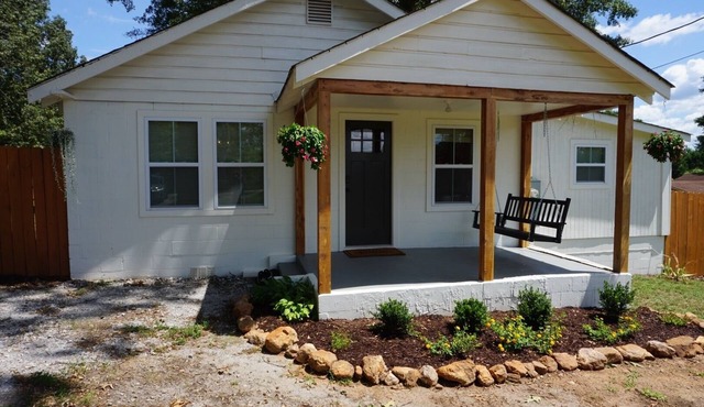 Cozy Greenville Cottage. Close to downtown! Pet friendly!