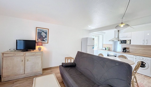 Cozy Ground Floor Apt with Terrace, Near Town Center & Thermal Baths, Pet-Friendly, Free WiFi