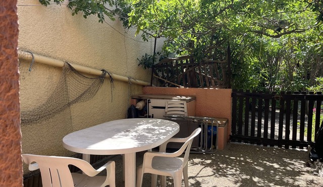 Cozy Ground Floor 2-BR Apartment with Terrace, A/C, Near Beach, Perfect for Family Stays