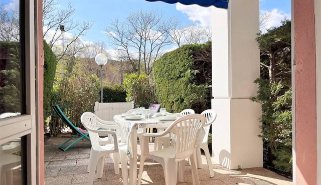 Cozy Ground Floor Apt with Terrace, 100m from Beach – Sleeps 6, Parking Included